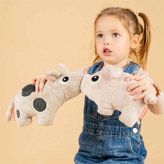 Niña con Peluche Pegee rosa - Done by Deer