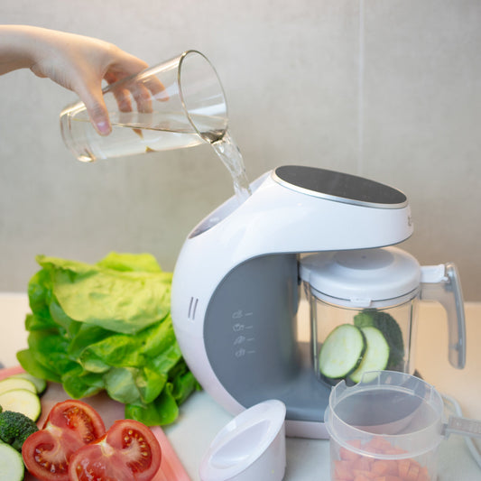 Procesadora de Alimentos Multifuncional - Balia usando agua y verduras en la cocina