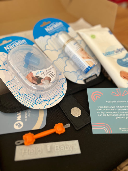 Pack Baby Shower Primeros Cuidados aspirador y spray nasal, wipes y mudador portátil sobre mesa