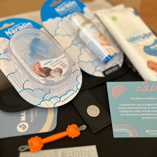 Pack Baby Shower Primeros Cuidados aspirador y spray nasal, wipes y mudador portátil sobre mesa