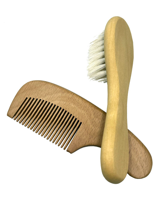 Cepillo y Peine suave - HelloBaby de madera bambú sobre fondo blanco