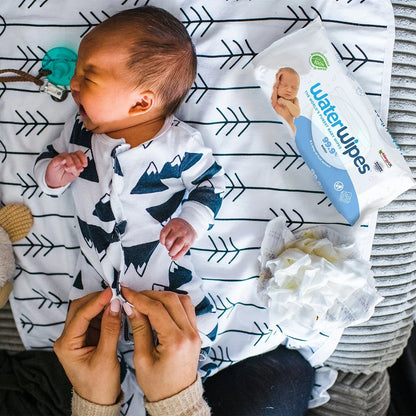 Pack Toallitas húmedas WaterWipes junto a un bebé en un ambiente acogedor.